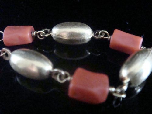 RETRO 1960S 18CT YELLOW GOLD NATURAL CORAL BRACELET - ADDITIONAL PHOTO 1
