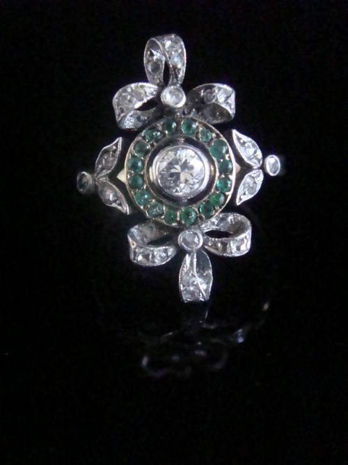 edwardian 18ct platinum emerald and rose cut diamond bow ring - CATEGORY: ANTIQUE JEWELLERY - DATED EDWARDIAN