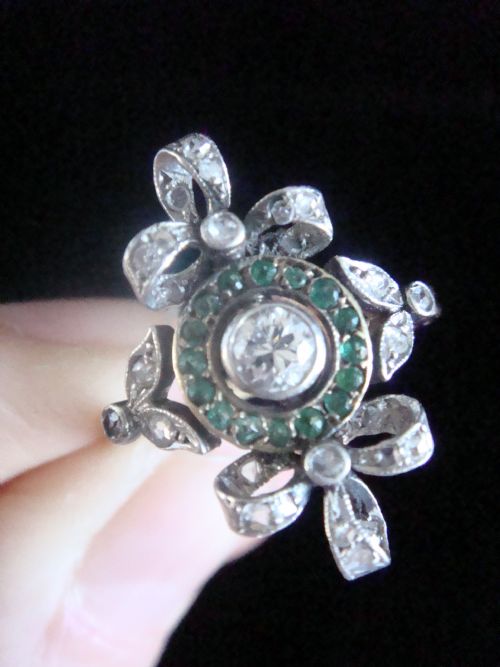EDWARDIAN 18CT PLATINUM EMERALD AND ROSE CUT DIAMOND BOW RING - ADDITIONAL PHOTO 1