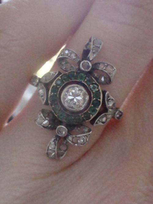EDWARDIAN 18CT PLATINUM EMERALD AND ROSE CUT DIAMOND BOW RING - ADDITIONAL PHOTO 4