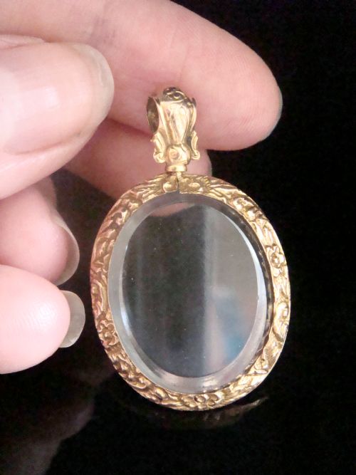 VICTORIAN 9CT ORNATE YELLOW GOLD PICTURE FRAME GLASS LOCKET - ADDITIONAL PHOTO 2