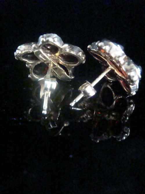 VINTAGE 1960S 9CT CABOCHON GARNET AND PEARL FLOWER STUDS EARRINGS - ADDITIONAL PHOTO 1