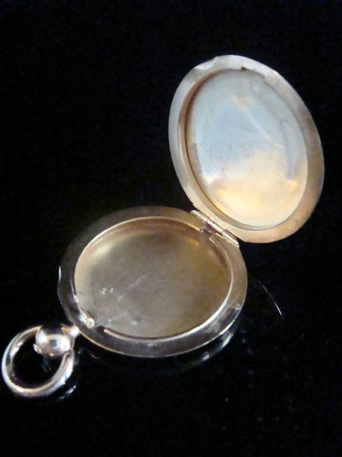 LARGE VICTORIAN 15CT YELLOW GOLD LOCKET MIMICKING POCKET WATCH - ADDITIONAL PHOTO 1