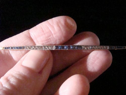 EDWARDIAN FRENCH 18CT YELLOW GOLD PLATINUM CALIBRE CUT SAPPHIRE DIAMOND BROOCH - ADDITIONAL PHOTO 2