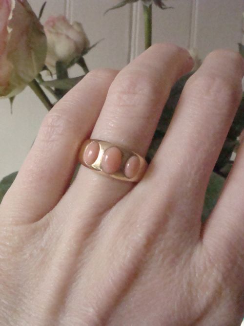 VICTORIAN 1882 18CT YELLOW GOLD NATURAL LARGE CORAL 3 STONE GYPSY RING - ADDITIONAL PHOTO 4