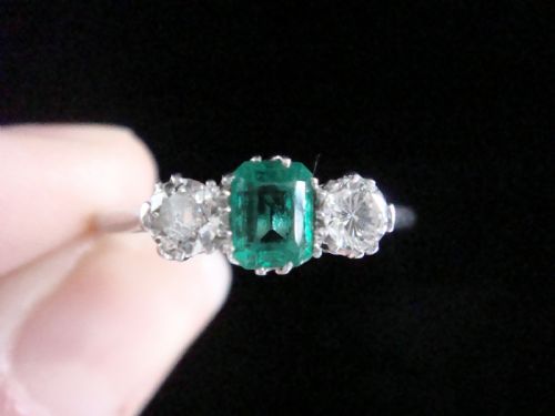 EDWARDIAN PLATINUM TRILOGY OLD CUT DIAMOND 040CT EMERALD 040CT 3 STONE RING - ADDITIONAL PHOTO 1