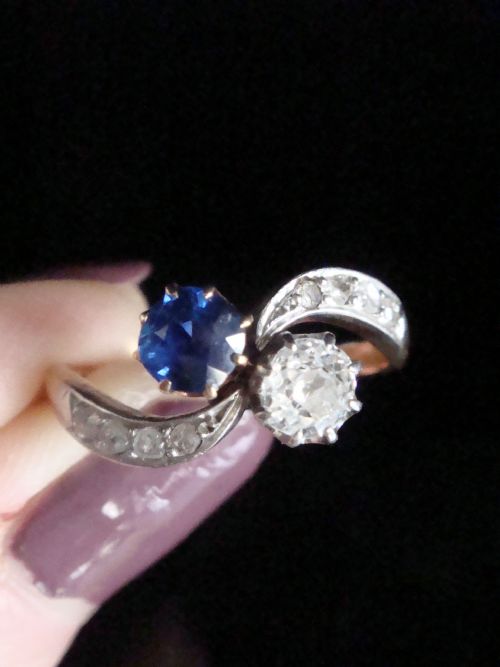 FRENCH EDWARDIAN 18CT YELLOW GOLD SAPPHIRE OLD CUT DIAMOND TOI ET MOI RING - ADDITIONAL PHOTO 2