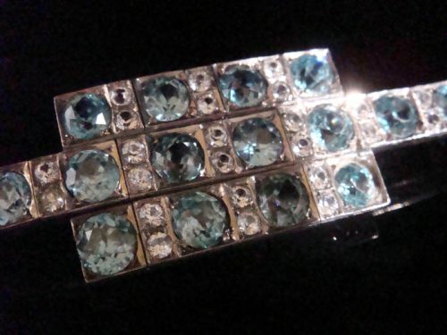 EDWARDIAN 9CT WHITE GOLD SILVER 16CT BLUE ZIRCON AND WHITE ZIRCON BROOCH - ADDITIONAL PHOTO 1