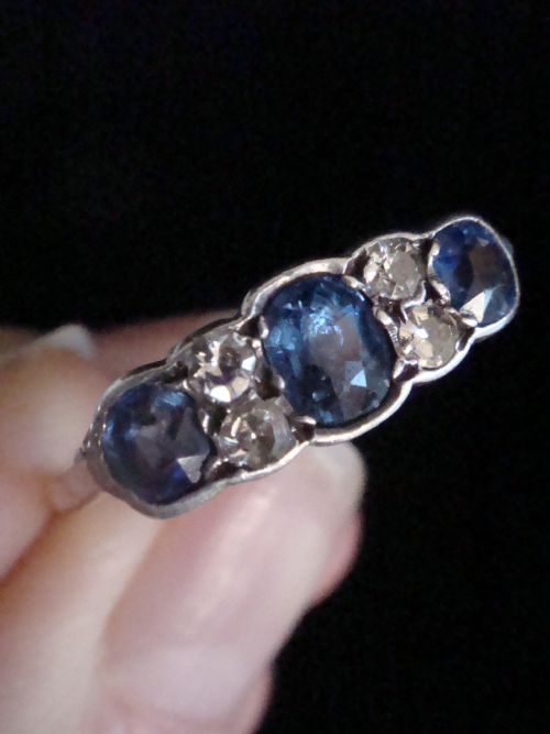 EDWARDIAN 18CT YELLOW GOLD OLD CUT DIAMOND AND NATURAL SAPPHIRE 5 STONE RING - ADDITIONAL PHOTO 3