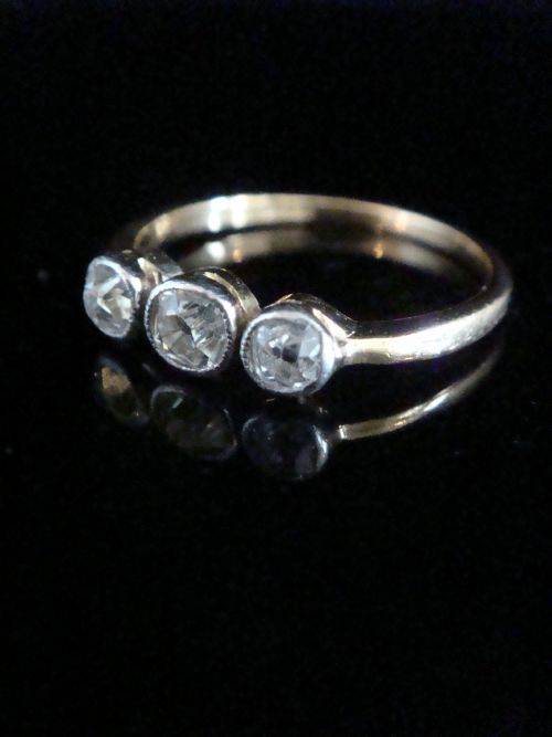 EDWARDIAN 18CT YELLOW GOLD PLATINUM OLD CUT DIAMOND 3 STONE RING APPROX 060CT - ADDITIONAL PHOTO 1