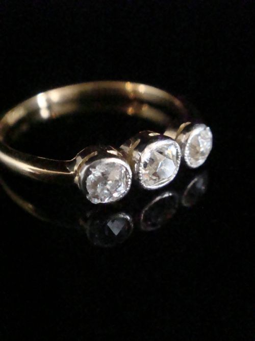EDWARDIAN 18CT YELLOW GOLD PLATINUM OLD CUT DIAMOND 3 STONE RING APPROX 060CT - ADDITIONAL PHOTO 2