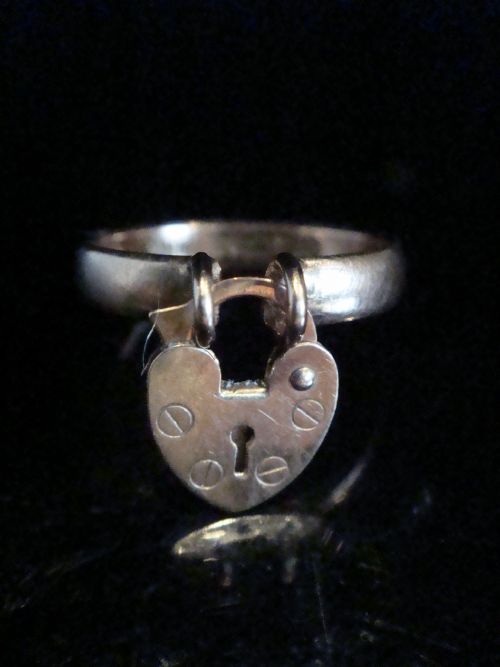 edwardian 9ct padlock heart ring 3g - CATEGORY: ANTIQUE JEWELLERY - DATED EDWARDIAN