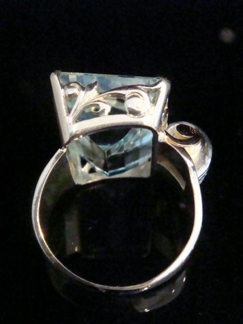 RETRO 18CT NATURAL AQUAMARINE 17CT AND DIAMOND TANK COCKTAIL RING 115G - ADDITIONAL PHOTO 3