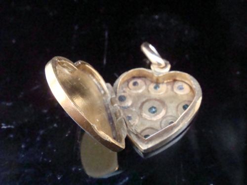 EDWARDIAN 18CT YELLOW GOLD EMERALD AND DIAMOND HEART LOCKET - ADDITIONAL PHOTO 3