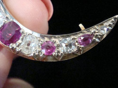 ORIGINAL EDWARDIAN 18CT YELLOW GOLD NATURAL RUBY DIAMOND CRESCENT BROOCH - ADDITIONAL PHOTO 4