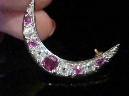 ORIGINAL EDWARDIAN 18CT YELLOW GOLD NATURAL RUBY DIAMOND CRESCENT BROOCH - ADDITIONAL PHOTO 8