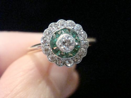 EDWARDIAN ART DECO 18CT EMERALD DIAMOND TARGET CLUSTER RING - ADDITIONAL PHOTO 2