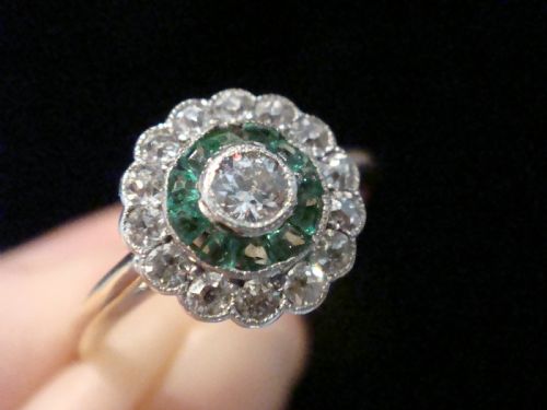 EDWARDIAN ART DECO 18CT EMERALD DIAMOND TARGET CLUSTER RING - ADDITIONAL PHOTO 5