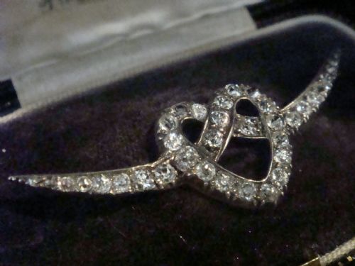 LARGE EDWARDIAN 18CT SILVER OLD CUT DIAMOND 110CT HEART BROOCH IN FITTED BOX - ADDITIONAL PHOTO 2