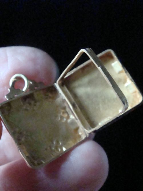 EDWARDIAN 18CT YELLOW GOLD BOOK PICTURE LOCKET - ADDITIONAL PHOTO 1