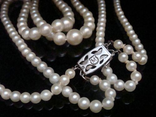 EDWARDIAN SILVER MIKIMOTO CULTURED PEARL DOUBLE STRAND NECKLACE IN ORIGINAL BOX - ADDITIONAL PHOTO 3