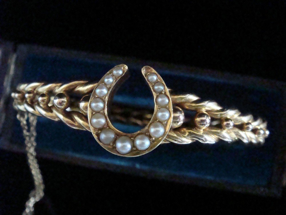 Victorian 15ct yellow gold seed pearl horseshoe bangle 15.2g in original fitted case View II