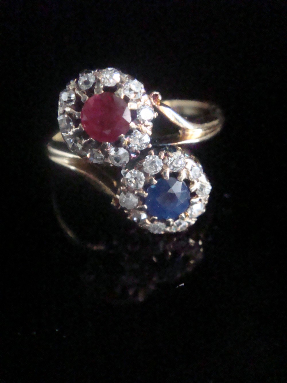 EDWARDIAN 18CT YELLOW GOLD SAPPHIRE RUBY OLD CUT DIAMOND TOI ET MOI CLUSTER RING