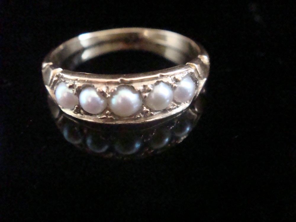 Victorian 18ct yellow gold five-stone ring set with a linear row of graduated white split pearls.