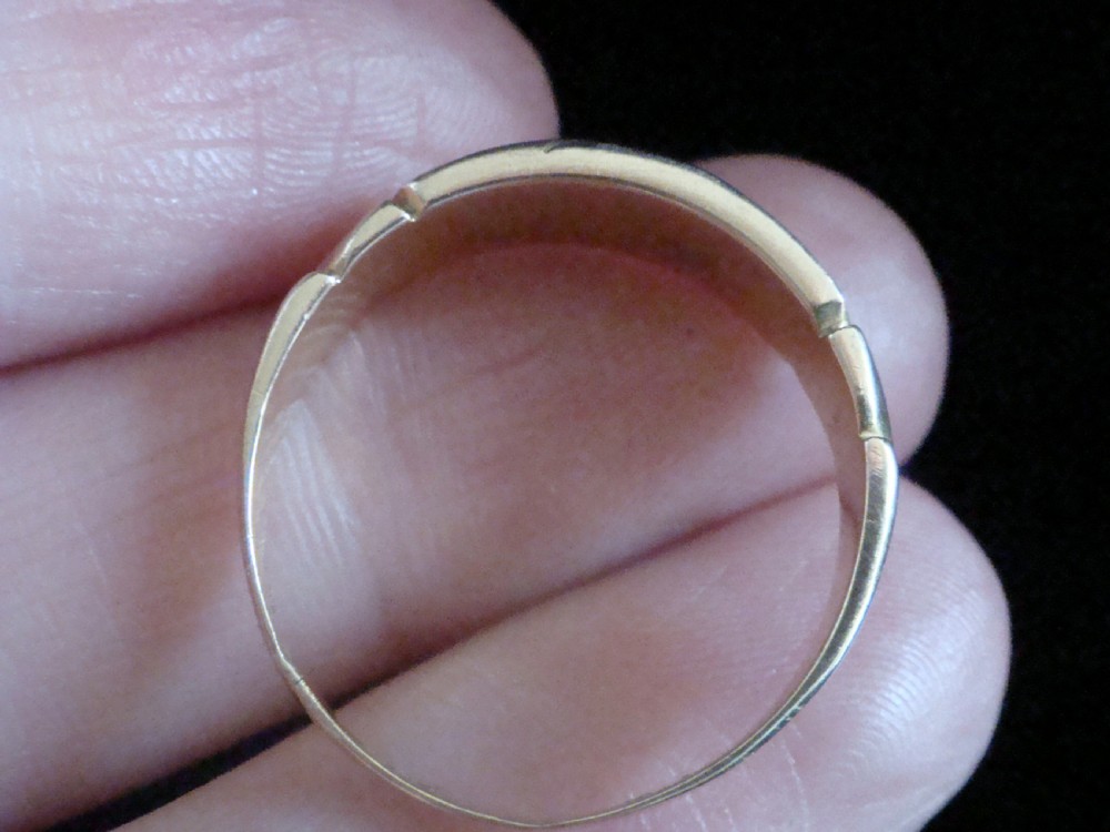 Victorian 18ct yellow gold five-stone ring set with a linear row of graduated white split pearls. View III