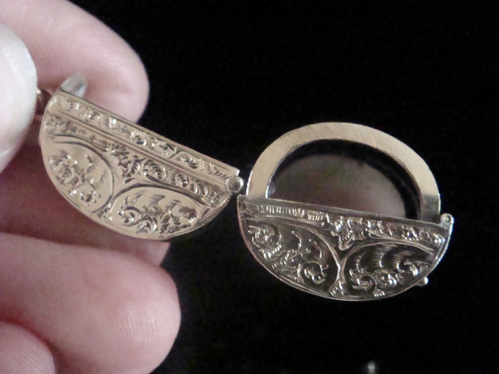 Unusual Victorian 9ct ornate yellow gold picture frame glass locket that opens