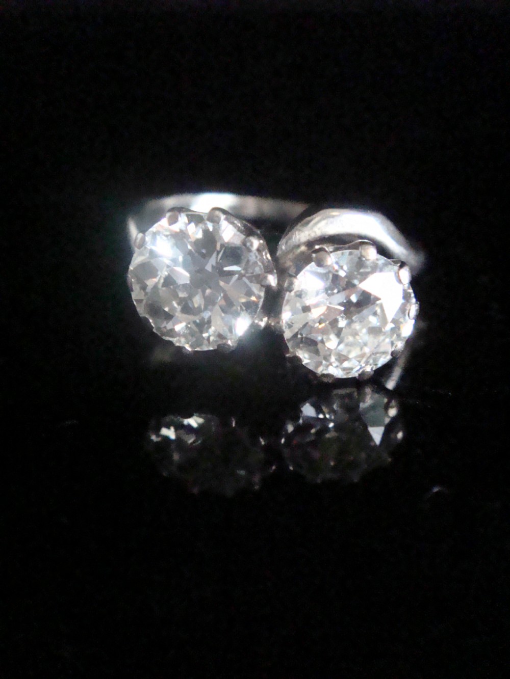ART DECO PLATINUM 2.20CT TRANSITIONAL CUT TOI ET MOI I COLOUR VS1