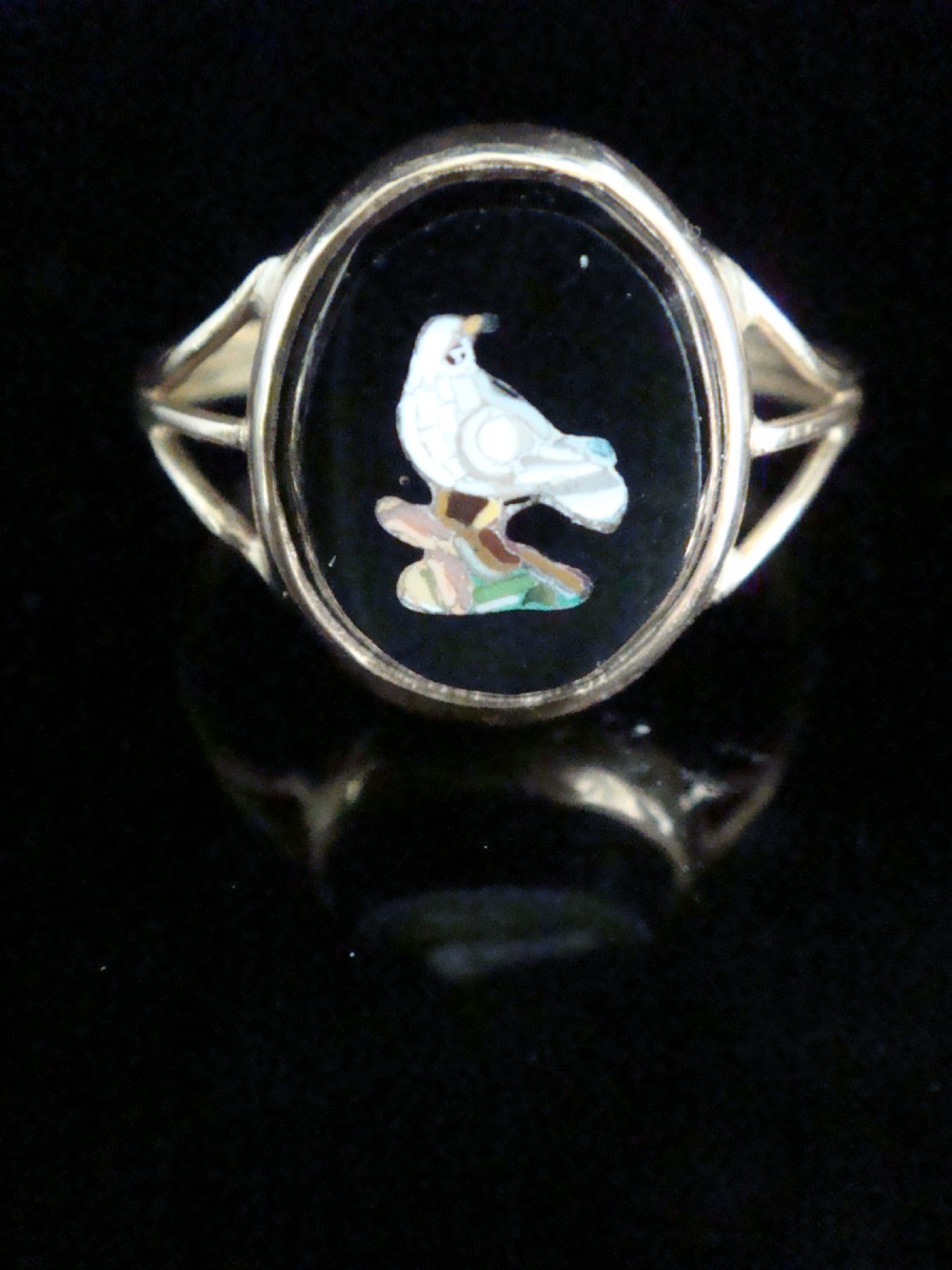 Stunning Victorian 18ct yellow gold dove pietra dura ring