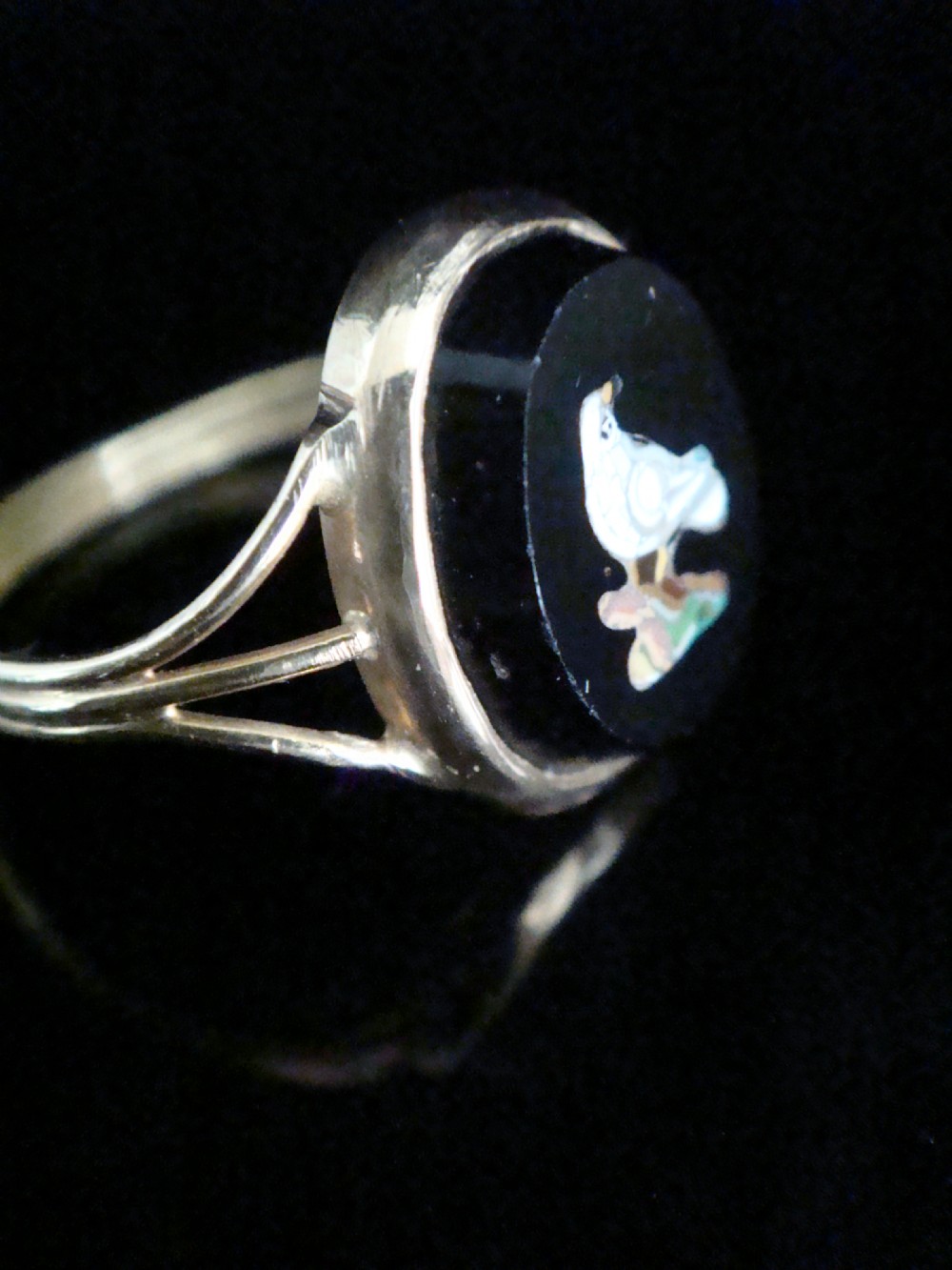Stunning Victorian 18ct yellow gold dove pietra dura ring View II