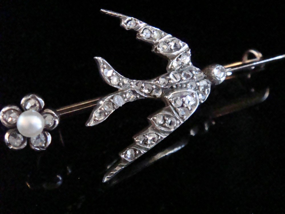 EDWARDIAN 18CT ROSE CUT DIAMOND SWALLOW BIRD BROOCH WITH NATURAL PEARL