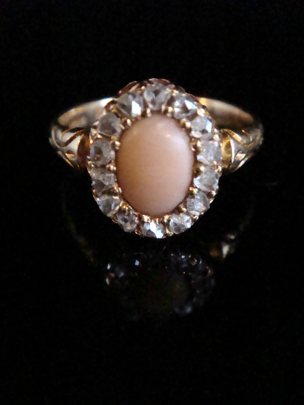 EDWARDIAN 18CT YELLOW GOLD NATURAL CORAL OLD CUT DIAMOND CLUSTER HALO RING
