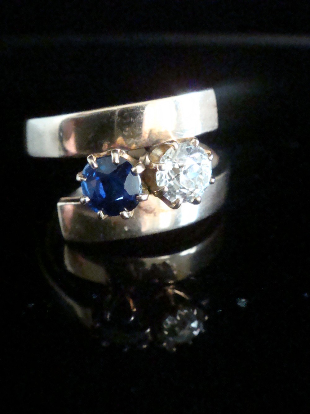 1940s RETRO 18CT NATURAL SAPPHIRE AND DIAMOND DESIGNER TOI ET MOI 2 STONE RING