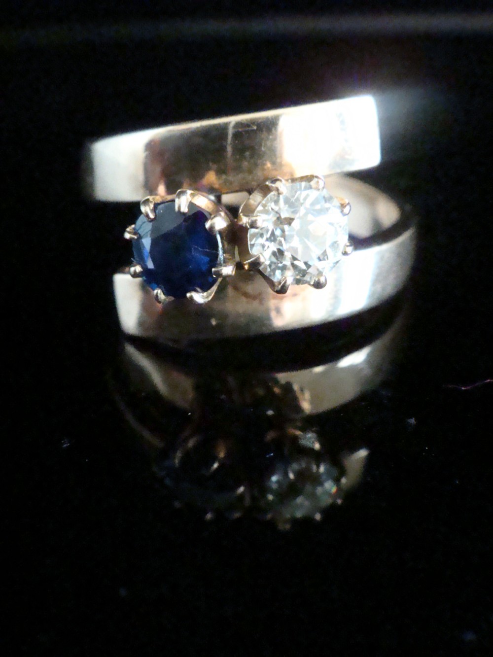 1940s RETRO 18CT NATURAL SAPPHIRE AND DIAMOND DESIGNER TOI ET MOI 2 STONE RING View II
