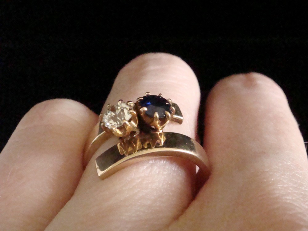 1940s RETRO 18CT NATURAL SAPPHIRE AND DIAMOND DESIGNER TOI ET MOI 2 STONE RING View V