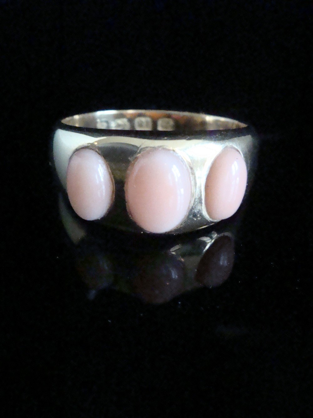VICTORIAN 1882 18CT YELLOW GOLD NATURAL LARGE CORAL 3 STONE GYPSY RING