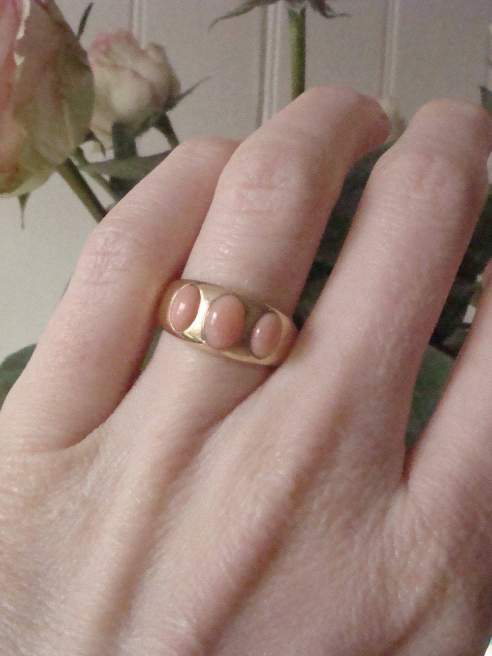 VICTORIAN 1882 18CT YELLOW GOLD NATURAL LARGE CORAL 3 STONE GYPSY RING View V