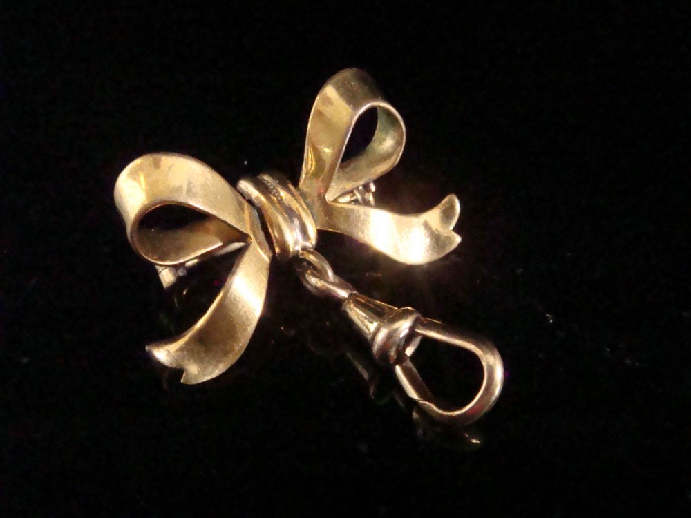 EDWARDIAN 9CT BOW BROOCH WITH DOG CLASP TO ATTACH HANGING PENDANTS CHARMS