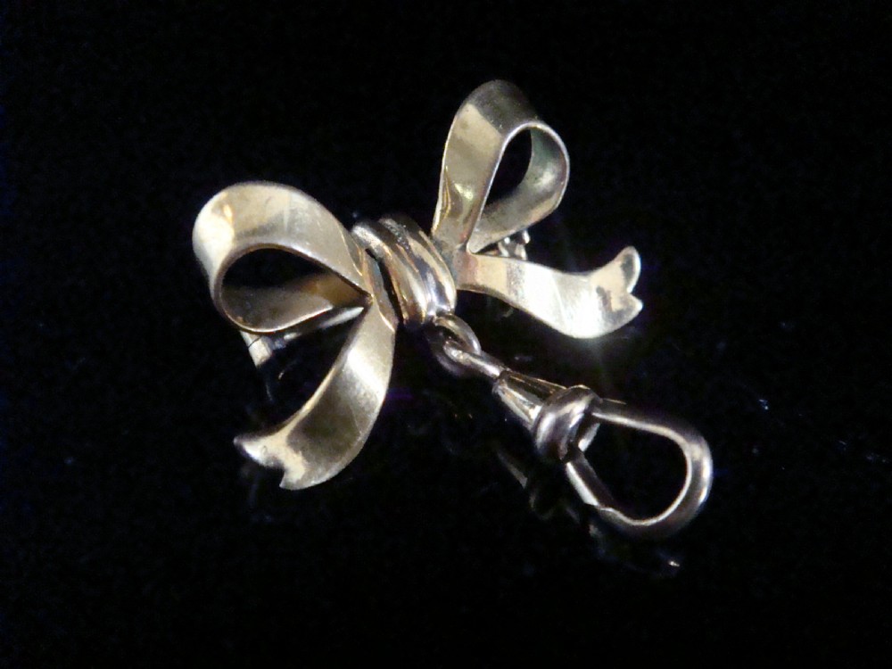 EDWARDIAN 9CT BOW BROOCH WITH DOG CLASP TO ATTACH HANGING PENDANTS CHARMS View II