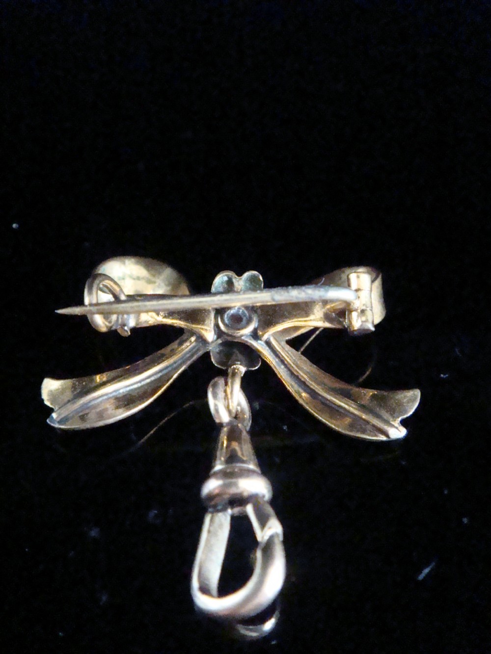 EDWARDIAN 9CT BOW BROOCH WITH DOG CLASP TO ATTACH HANGING PENDANTS CHARMS View III