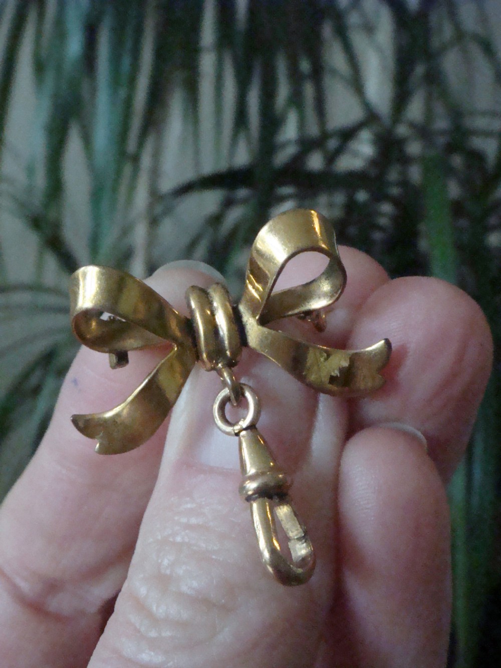 EDWARDIAN 9CT BOW BROOCH WITH DOG CLASP TO ATTACH HANGING PENDANTS CHARMS View IV