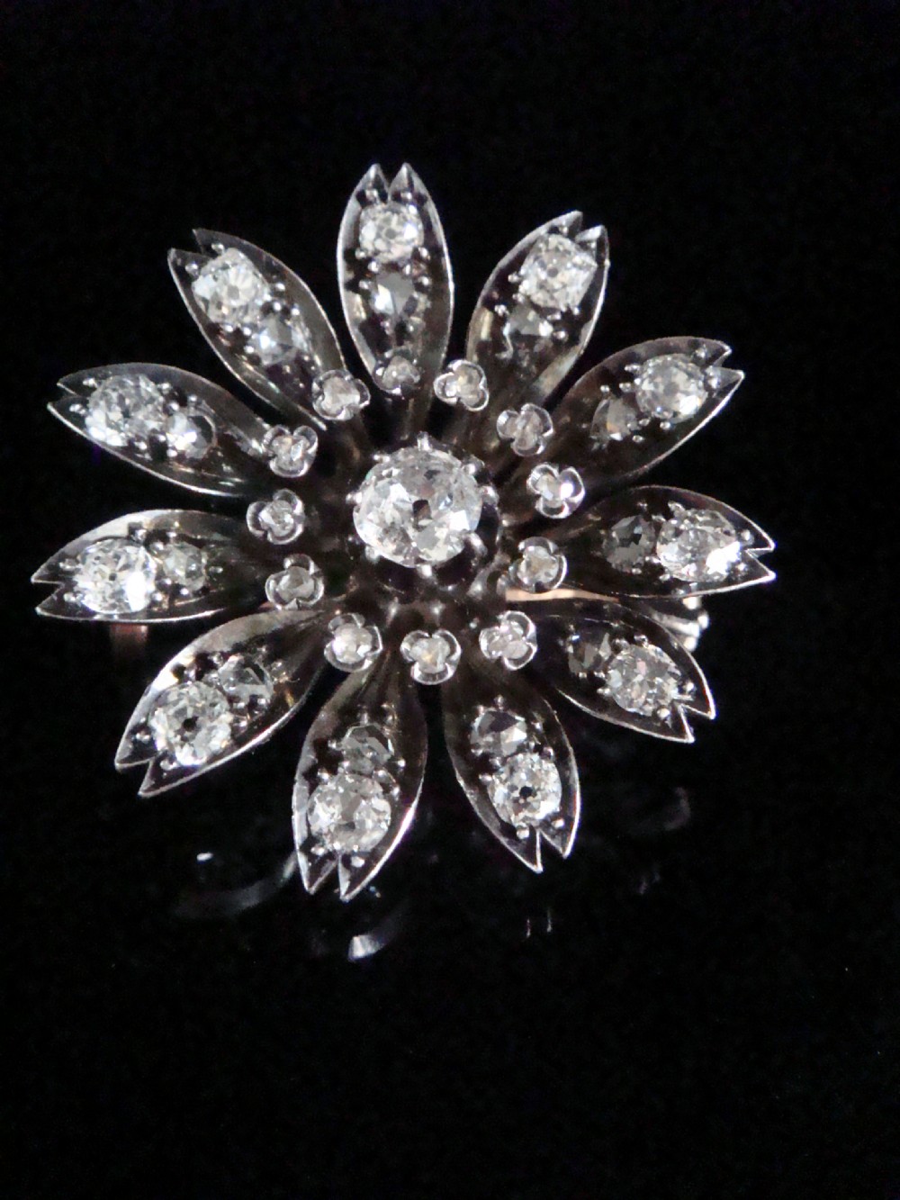 VICTORIAN 18CT OLD CUT DIAMOND BROOCH CENTRE DIA 0.60CT TOTAL 3.00CT