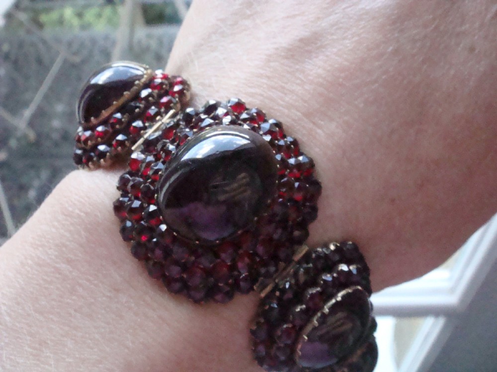 HUGE VICTORIAN BOHEMIAN CABOCHON GARNET BRACELET 56G 7