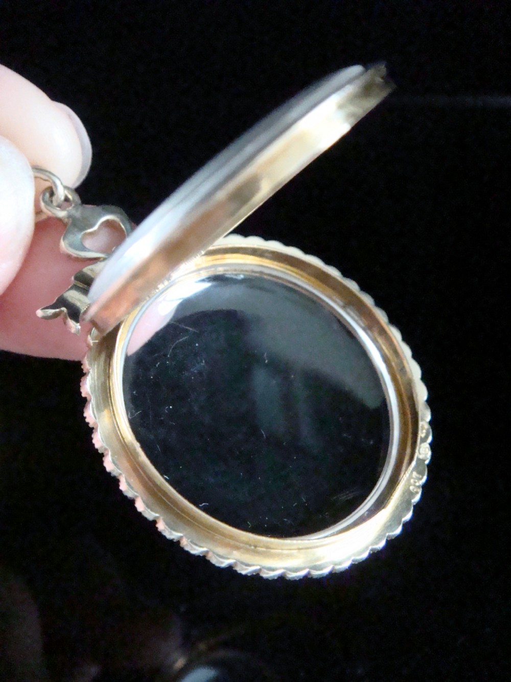 VICTORIAN EDWARDIAN 9CT YELLOW GOLD GLASS SEED PEARL BOW SHAKER GOLD LOCKET 7.6G View II