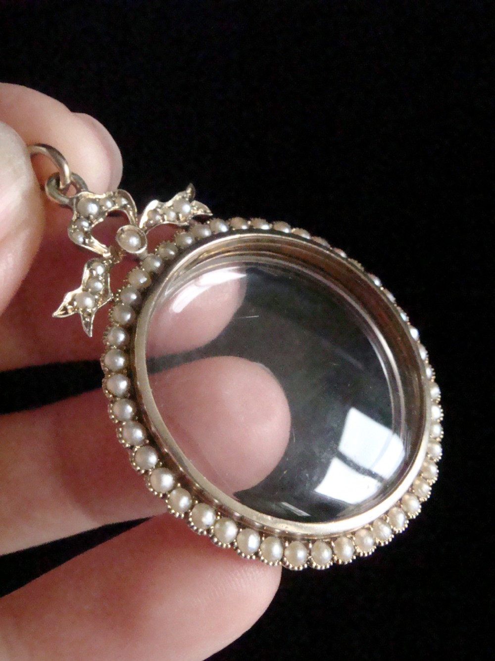 VICTORIAN EDWARDIAN 9CT YELLOW GOLD GLASS SEED PEARL BOW SHAKER GOLD LOCKET 7.6G View III