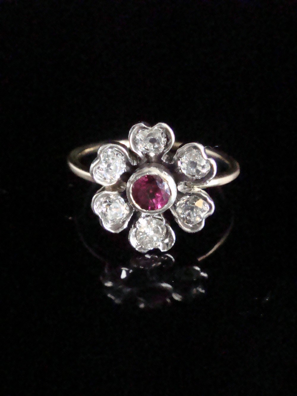 EDWARDIAN 18CT YELLOW GOLD RUBY OLD CUT DIAMOND FLOWER CLUSTER RING