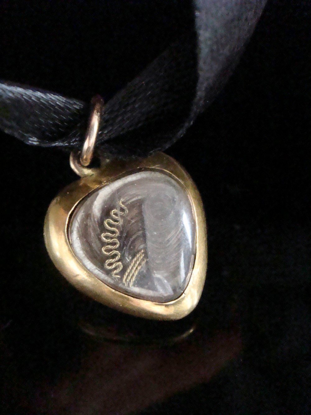 VICTORIAN 15CT HIGH CARAT GARNET HEART MEMORIAL PUFF PENDANT LOCKET 2.9g View III